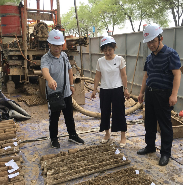 62a68d7cb6da5.jpg 周晓燕工作照.jpg