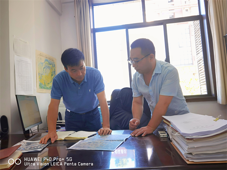 62aadbf00ab50.jpg 李稳哲工作照.jpg